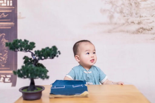 巢湖怀孕肚子中间凹两边凸